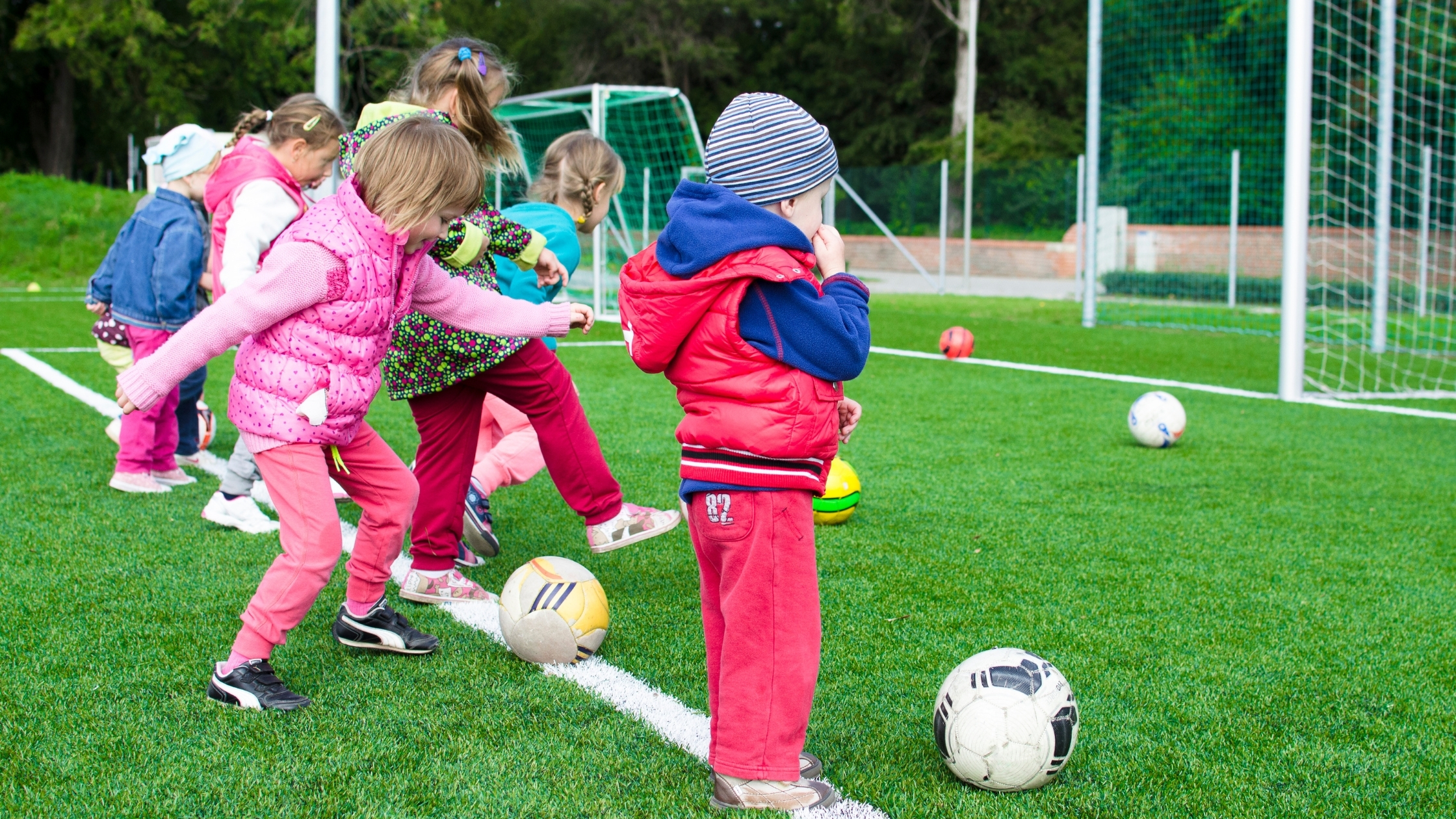 子どもの習い事にサッカーはおすすめ サッカー教室のメリットや費用を解説します まなびち